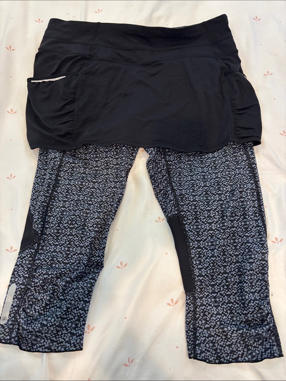 Athleta Patterned Skirted Capri Leggings (Skapri) - Black & Grey - Size X